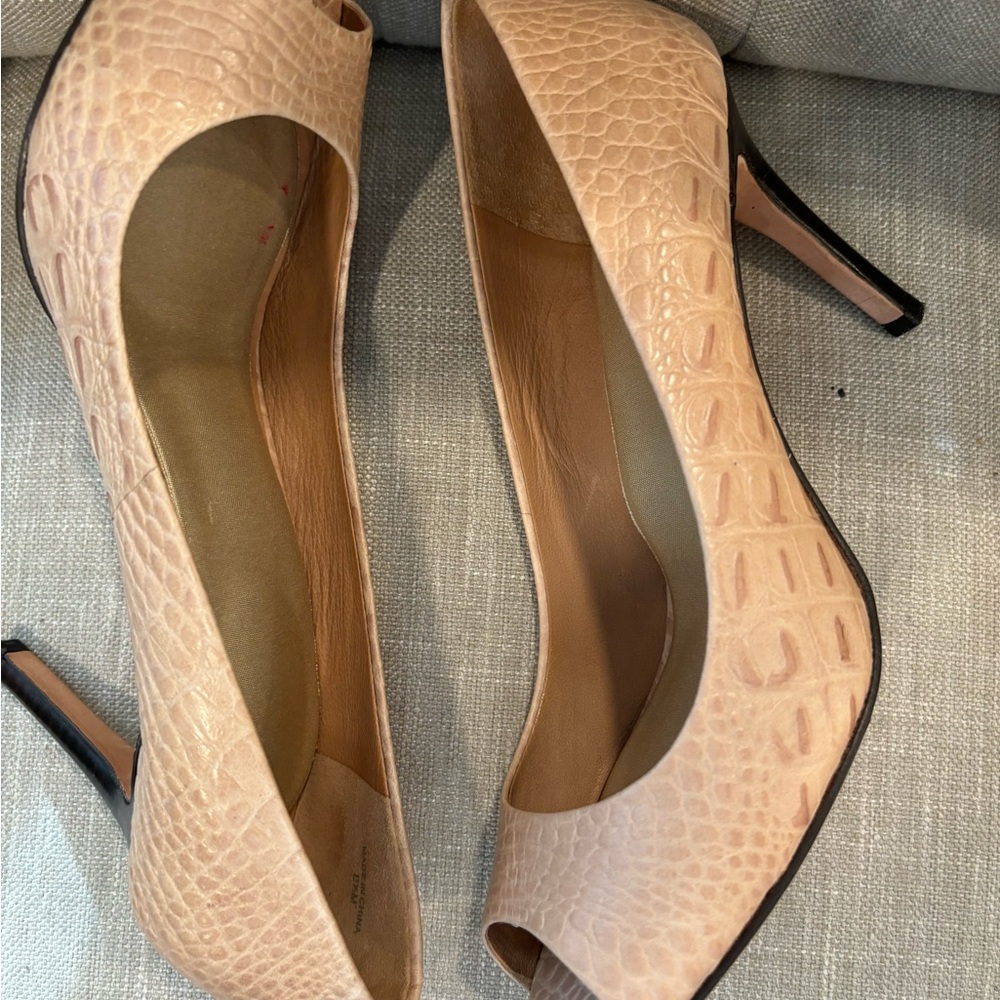Ann Taylor Women's Peep Toe Nude Textured leather Heels - Nude size 8 1/2